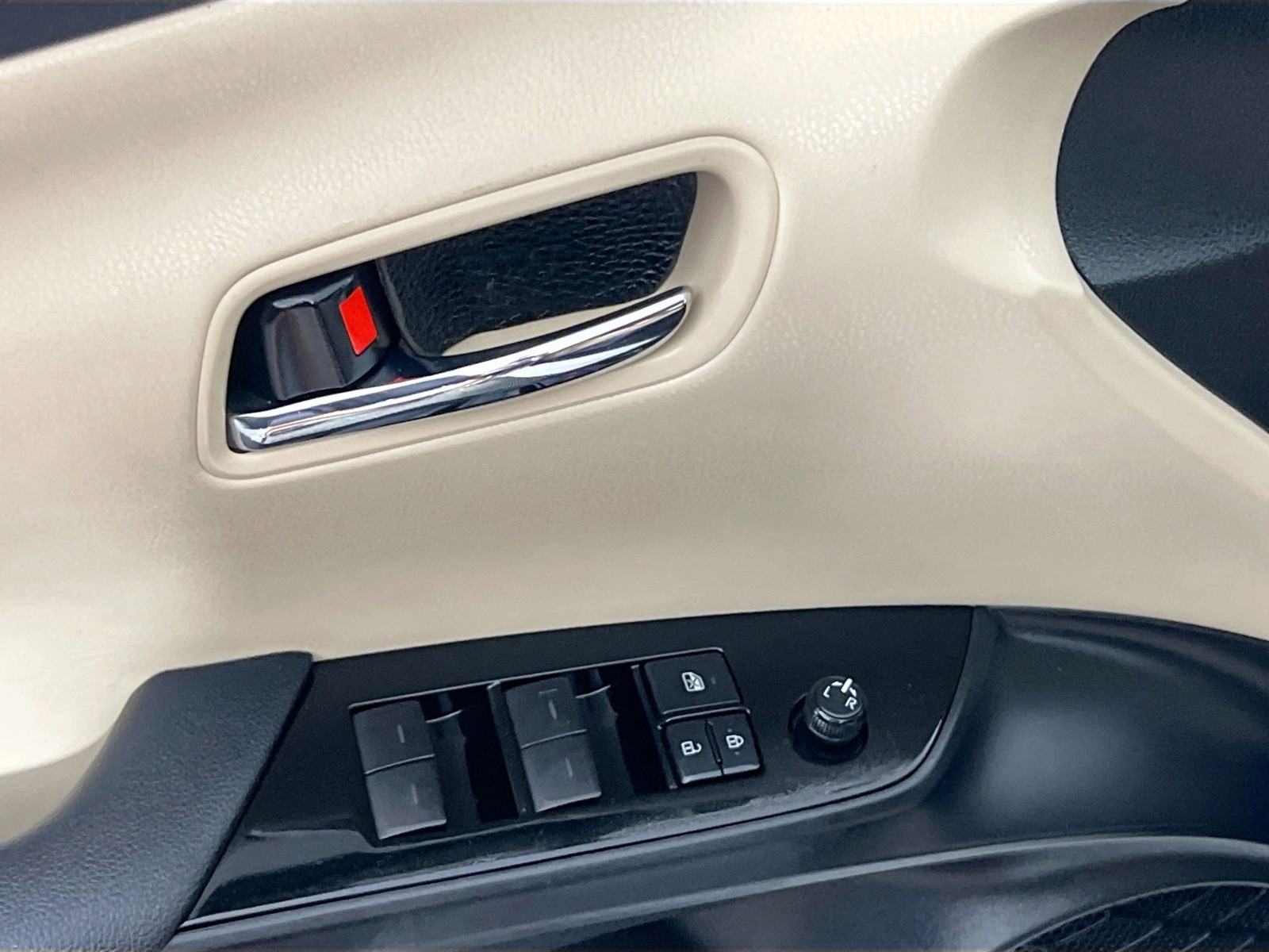 2019 Toyota Prius - Photo 14