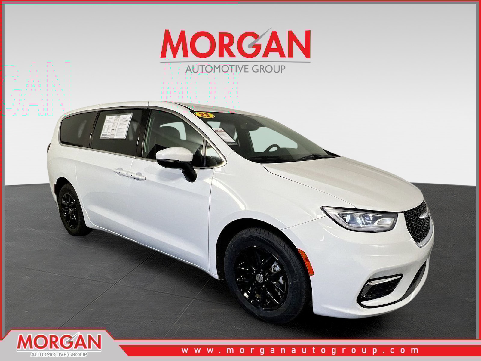 2023 Chrysler Pacifica Touring's photo