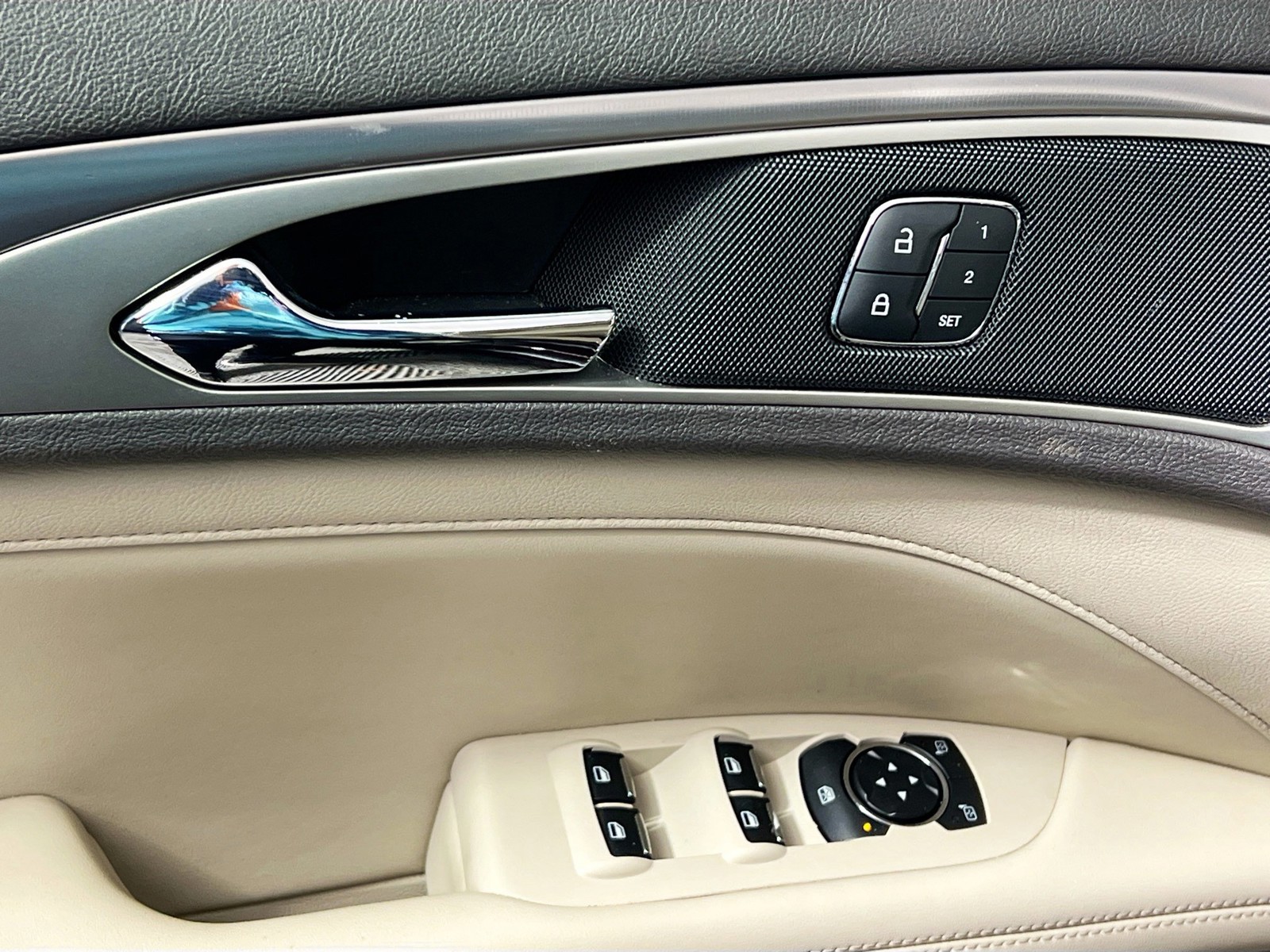 2020 Lincoln MKZ - Photo 14