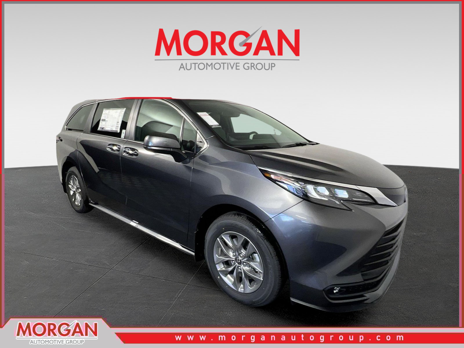 2025 Toyota Sienna XLE's photo