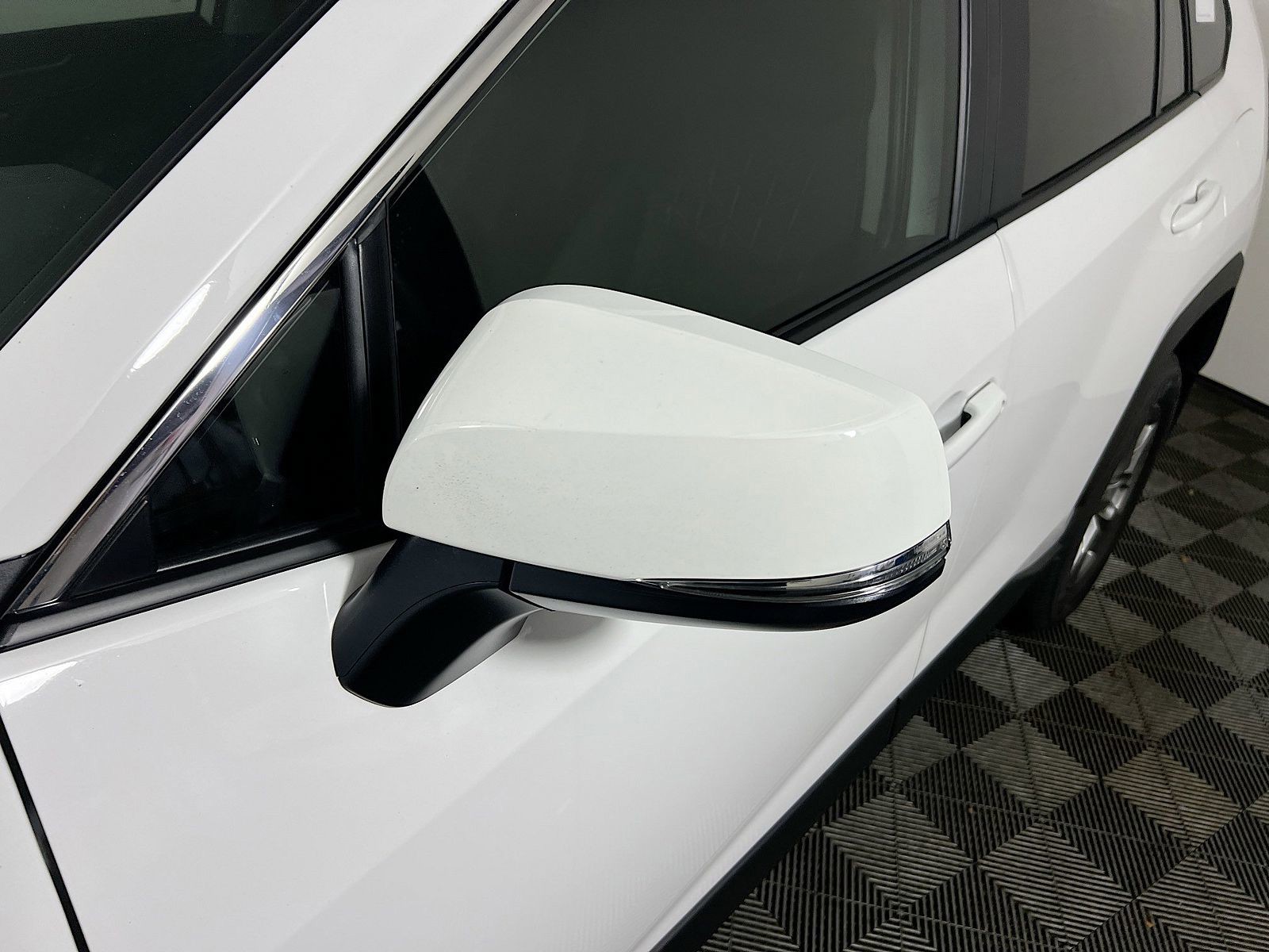 2025 Toyota RAV4 - Photo 10