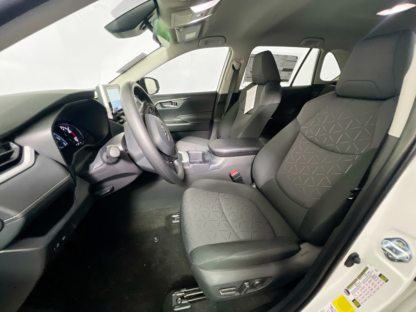 2025 Toyota RAV4 - Photo 12