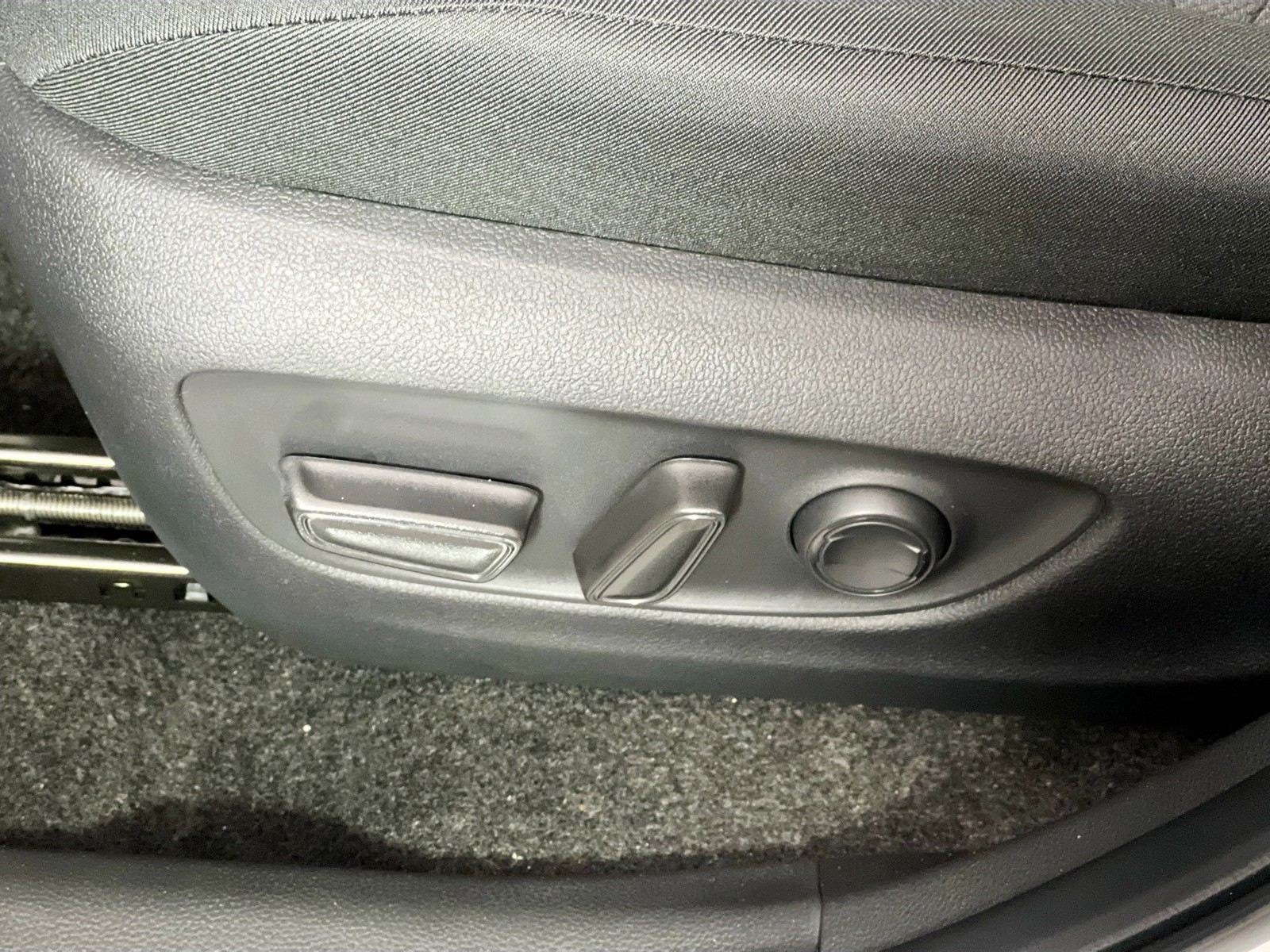 2025 Toyota RAV4 - Photo 13