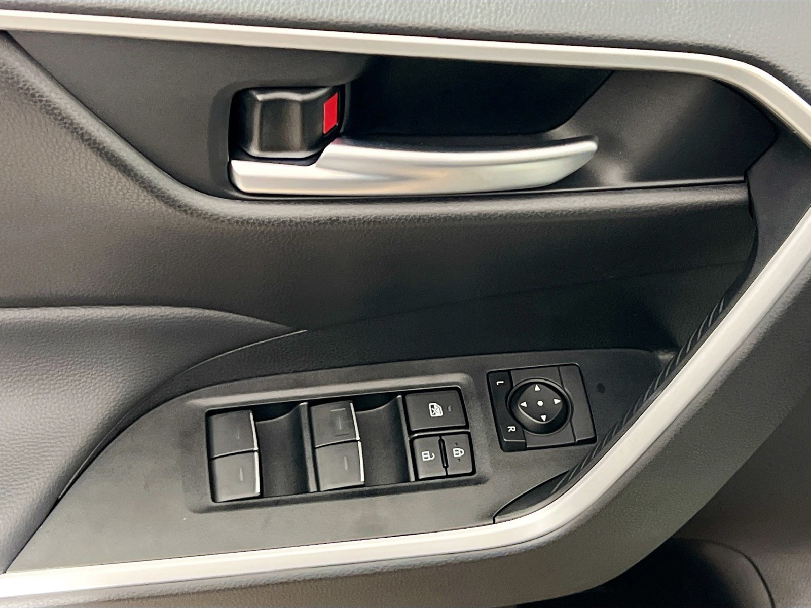 2025 Toyota RAV4 - Photo 14