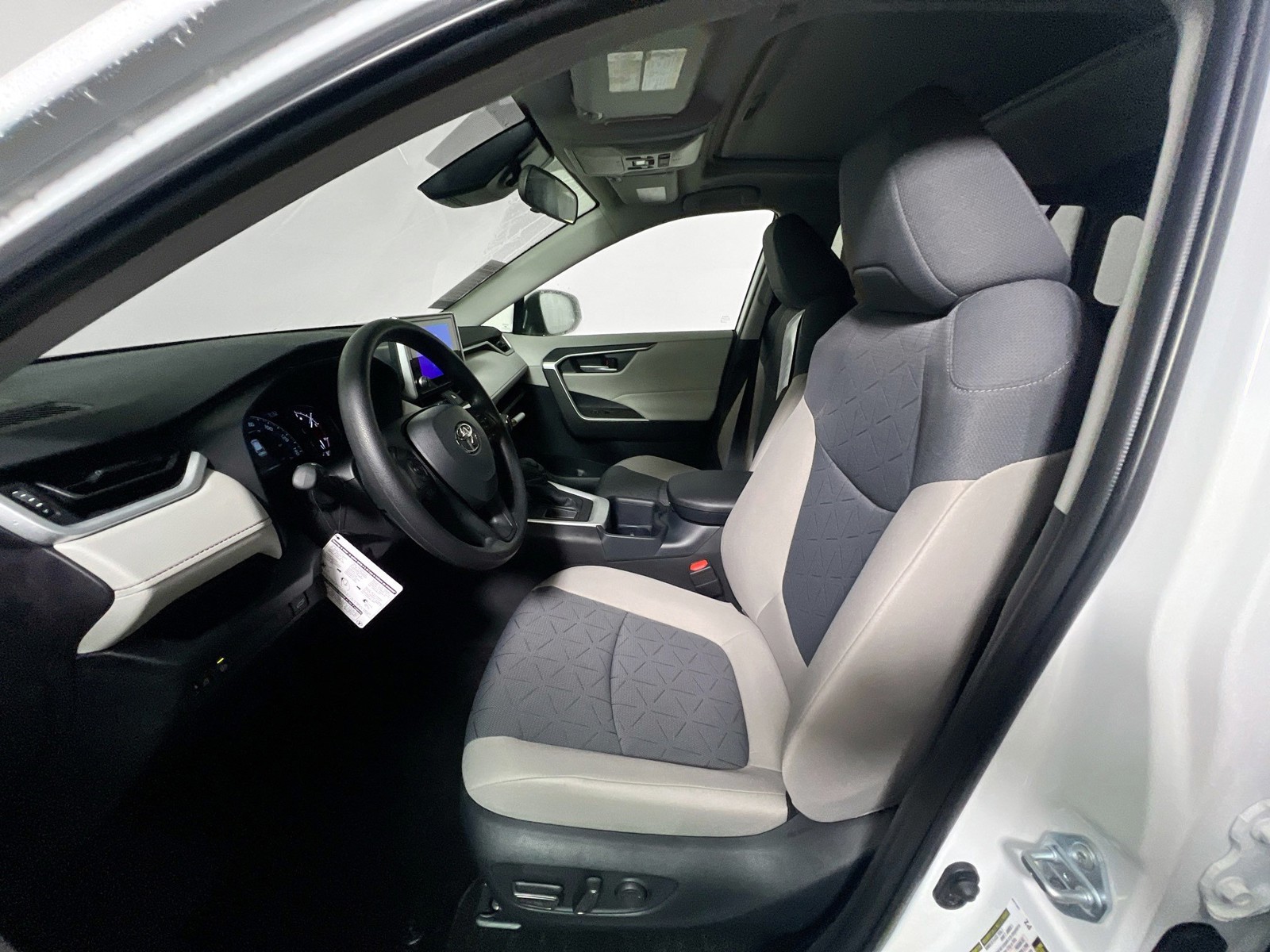 2025 Toyota RAV4 - Photo 12