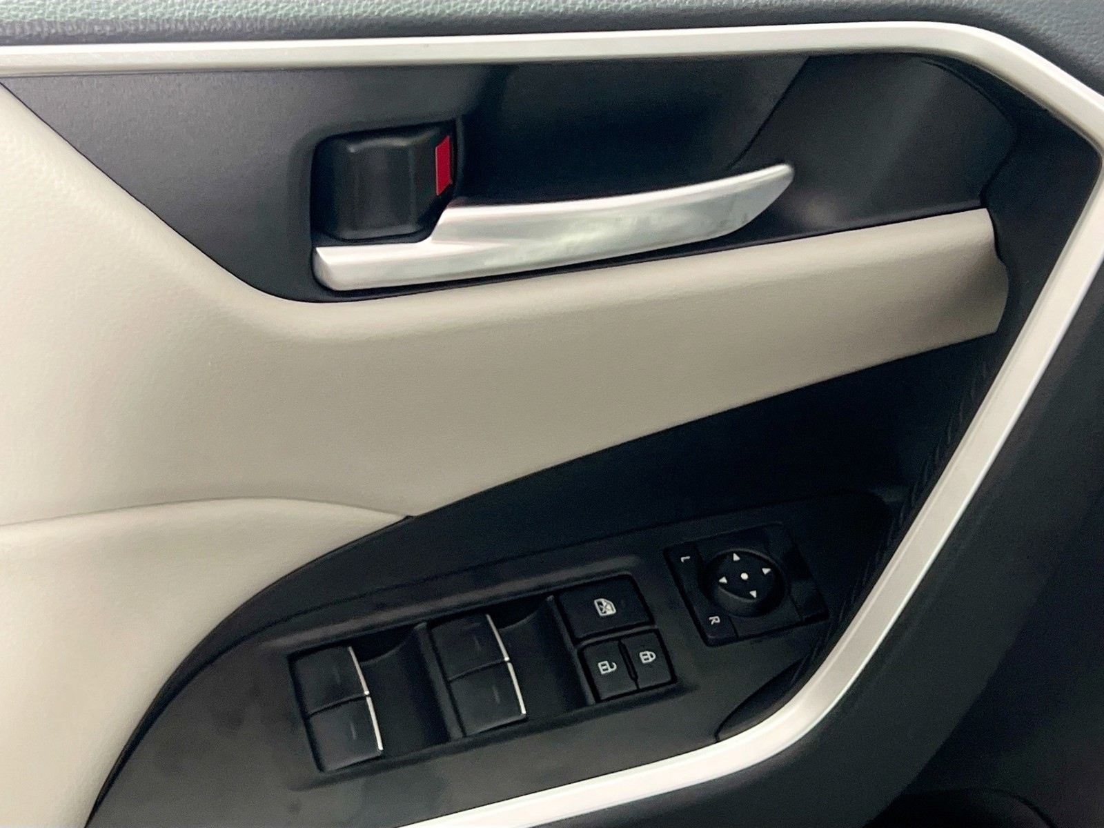 2025 Toyota RAV4 - Photo 14