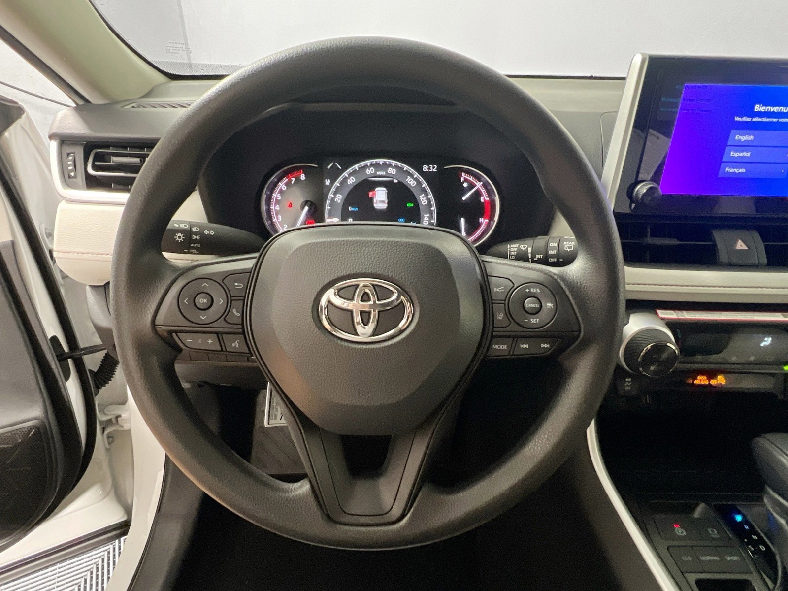 2025 Toyota RAV4 - Photo 15