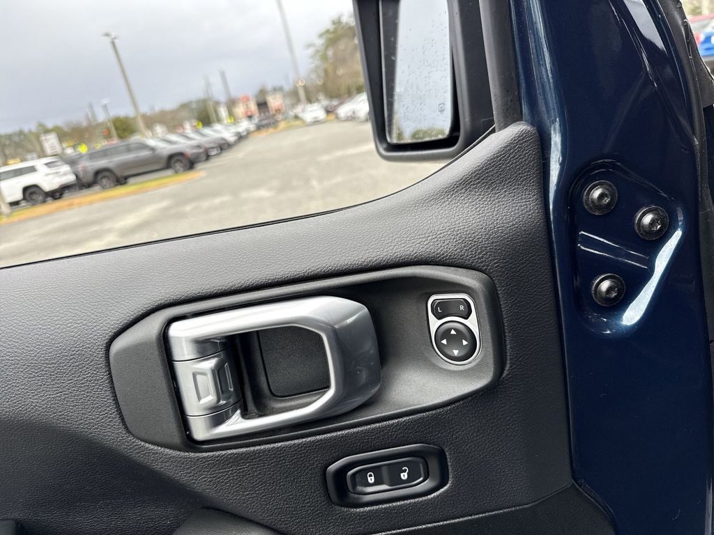 2025 Jeep Gladiator - Photo 12