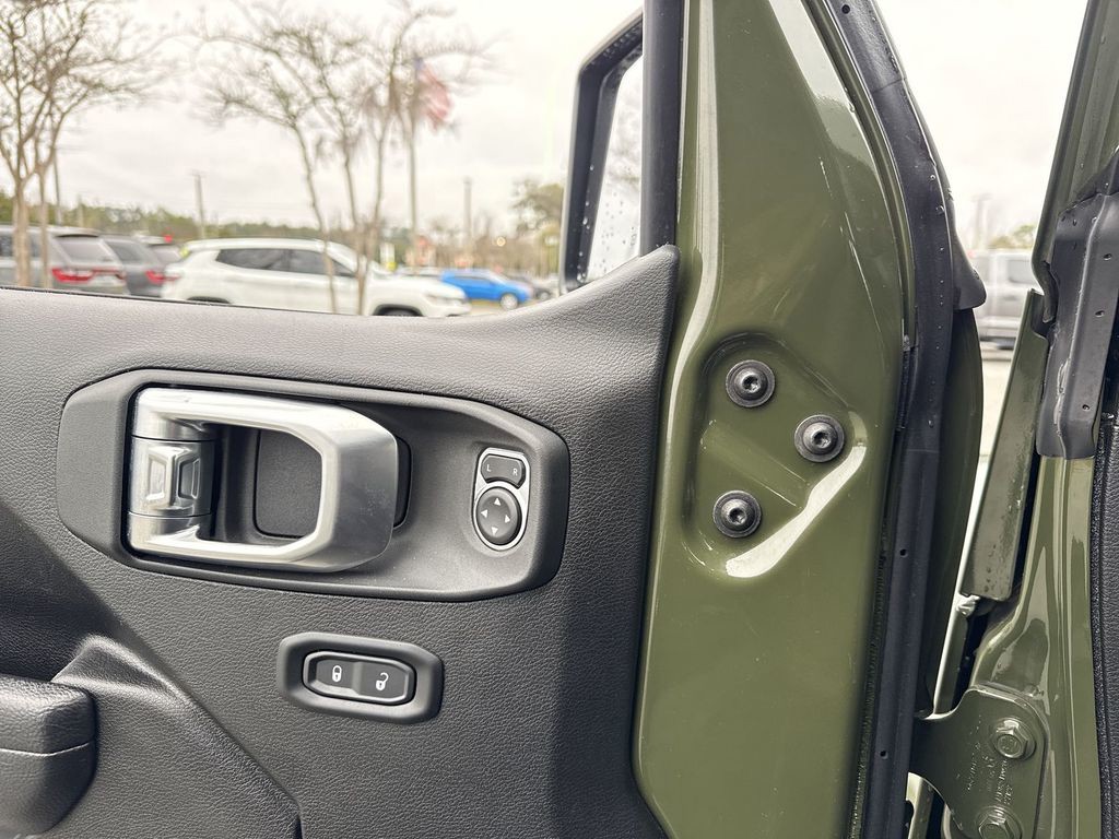 2023 Jeep Gladiator - Photo 12