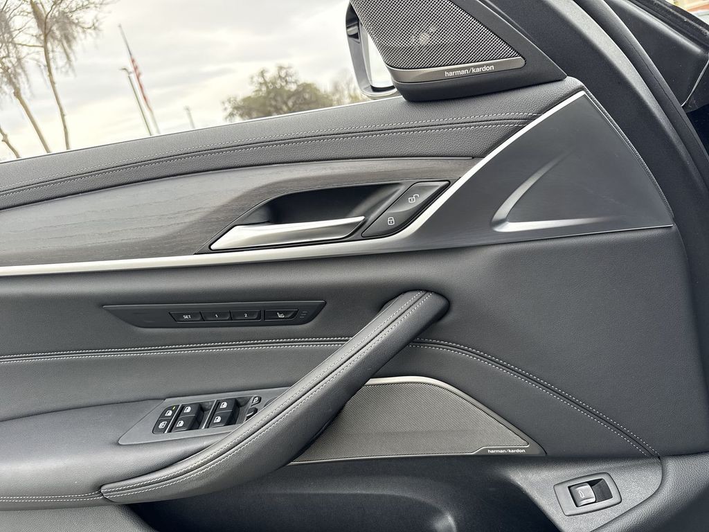 2021 BMW 5 Series - Photo 12