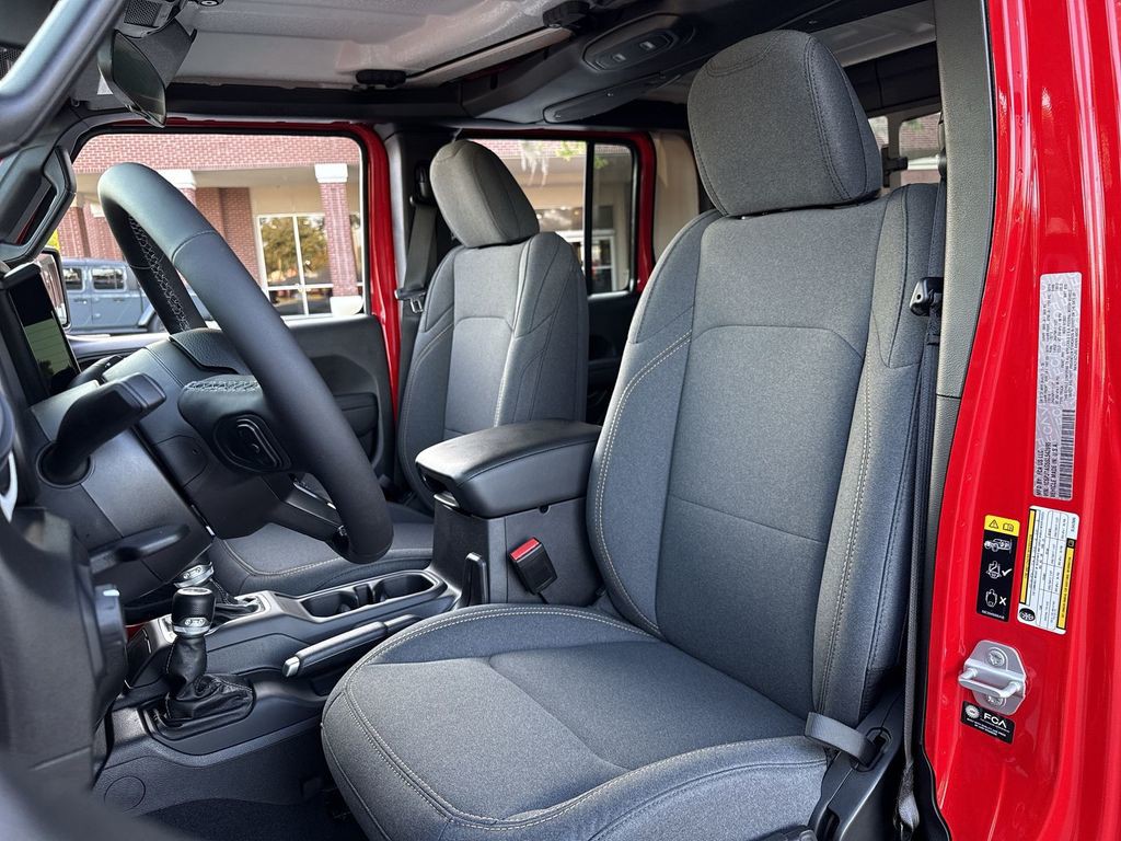 2025 Jeep Gladiator - Photo 11