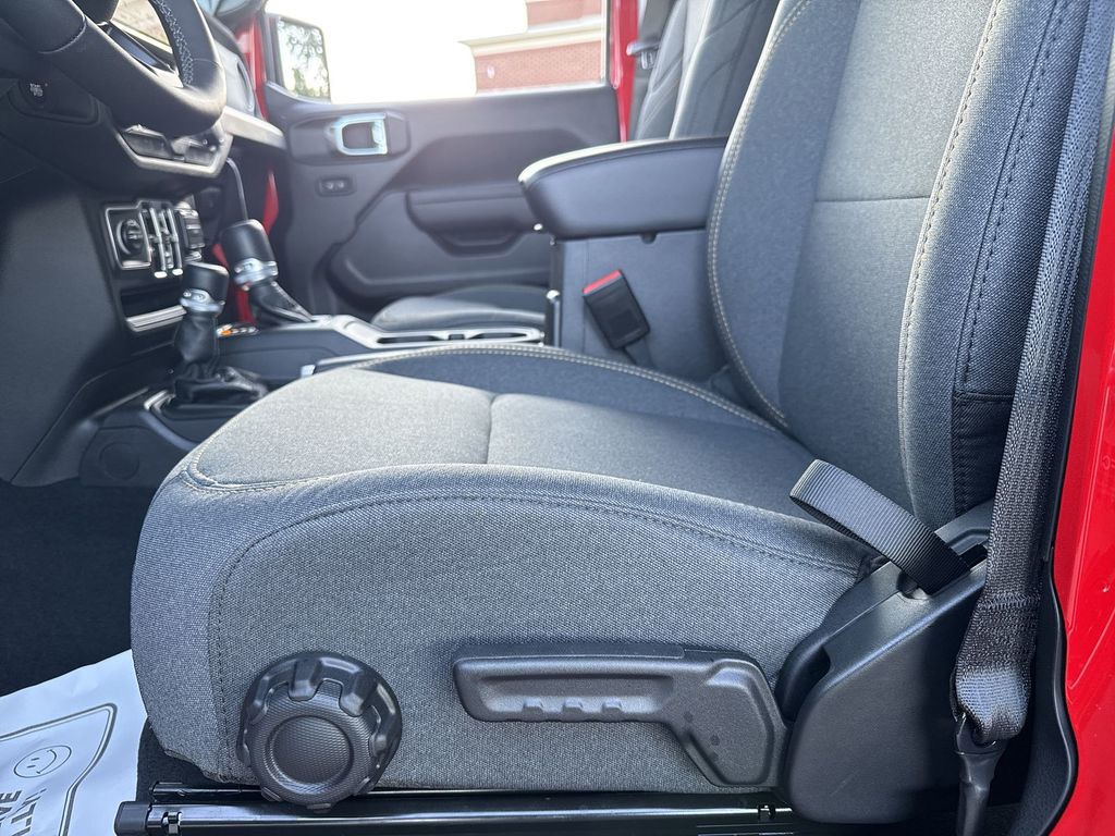 2025 Jeep Gladiator - Photo 12