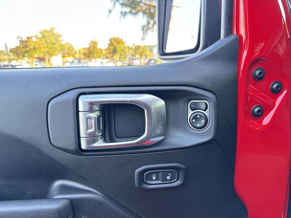 2025 Jeep Gladiator - Photo 13