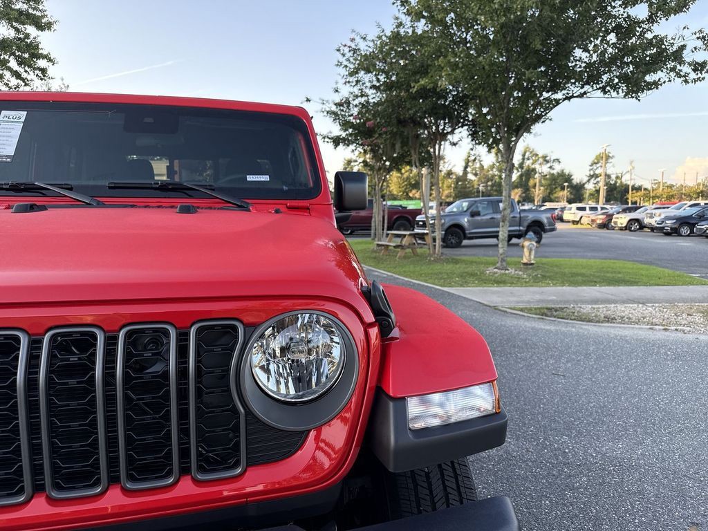 2025 Jeep Gladiator - Photo 9