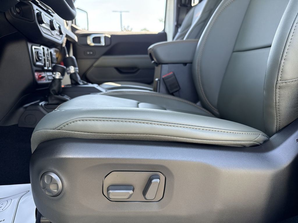 2025 Jeep Gladiator - Photo 11