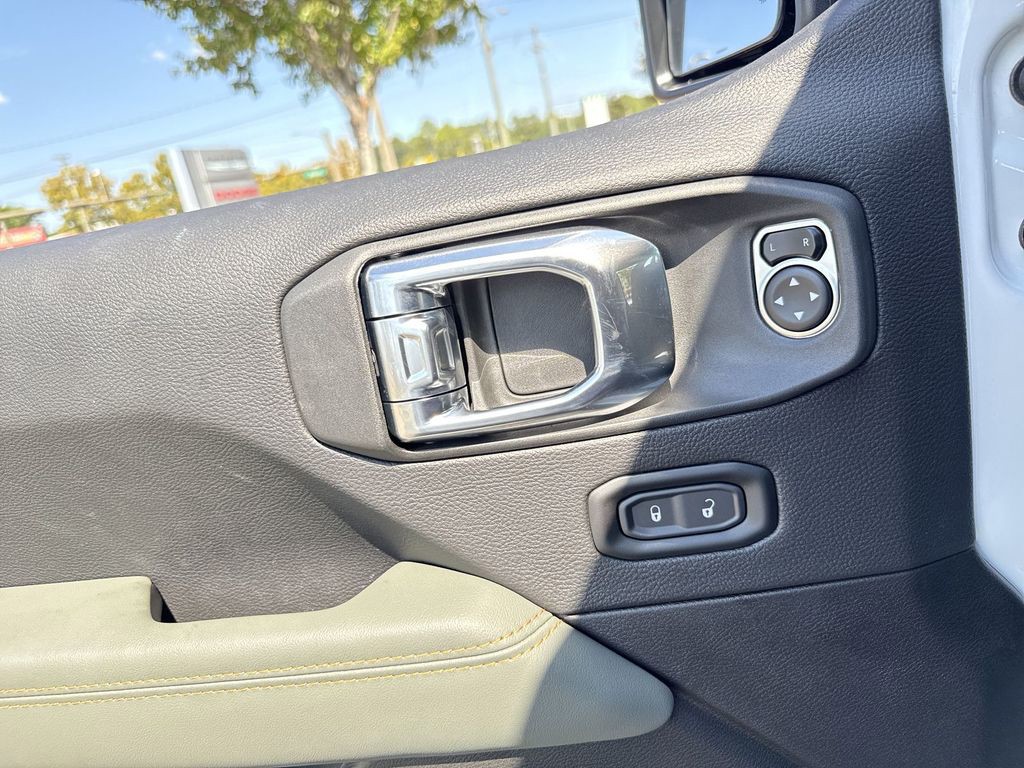 2025 Jeep Gladiator - Photo 12