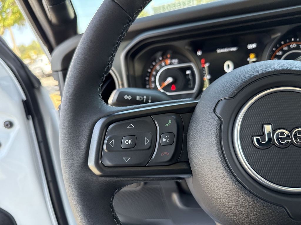 2025 Jeep Gladiator - Photo 14