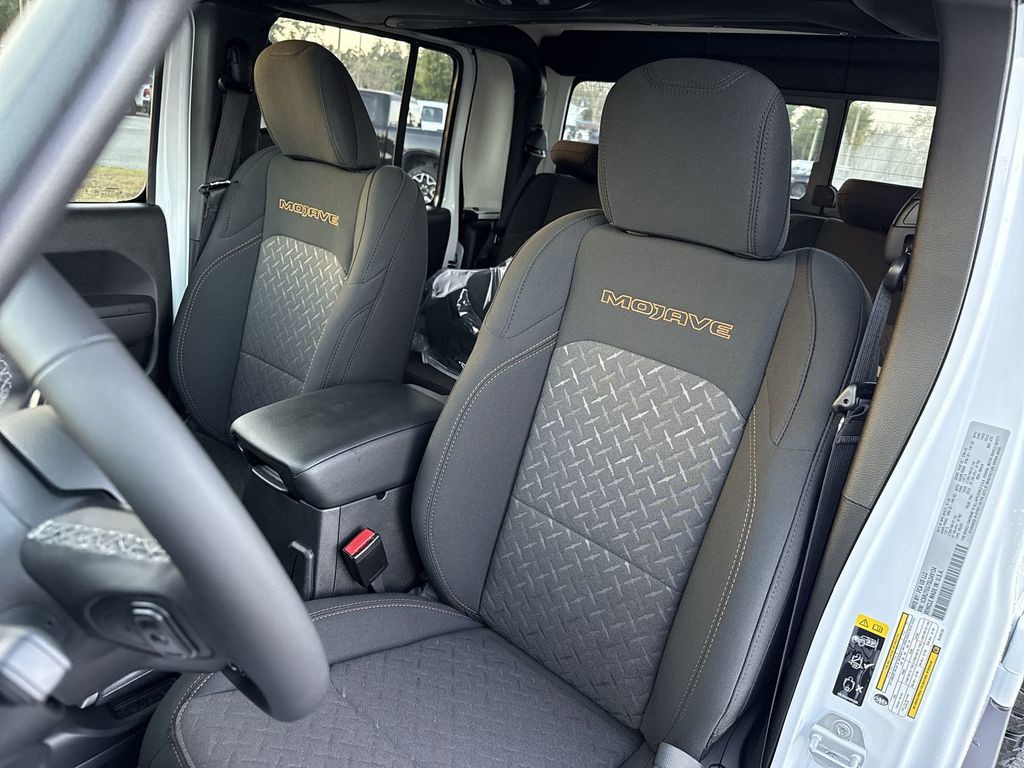 2025 Jeep Gladiator - Photo 11