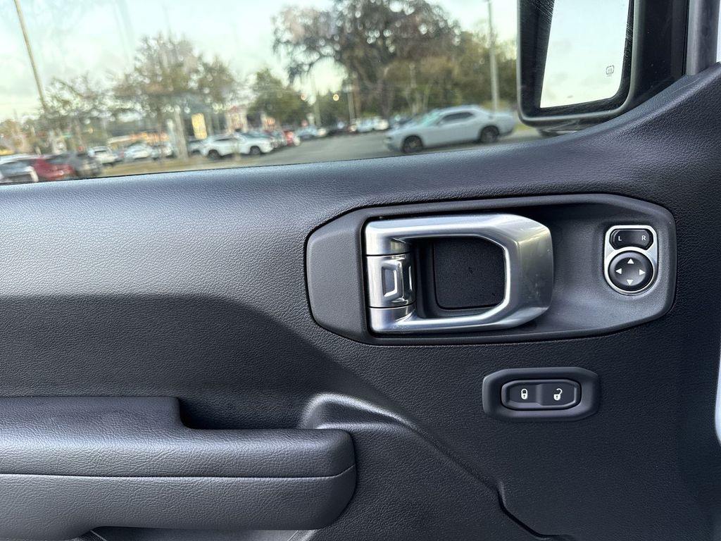 2025 Jeep Gladiator - Photo 12