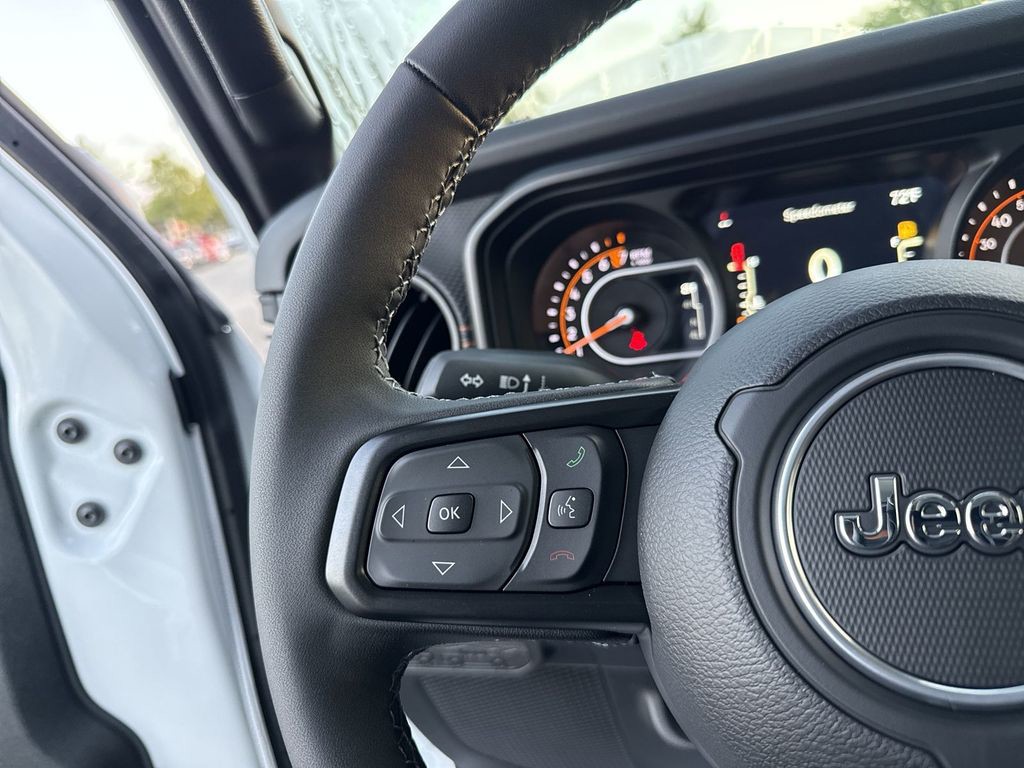 2025 Jeep Gladiator - Photo 14