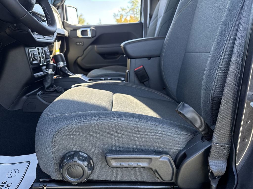 2026 Jeep Wrangler - Photo 12