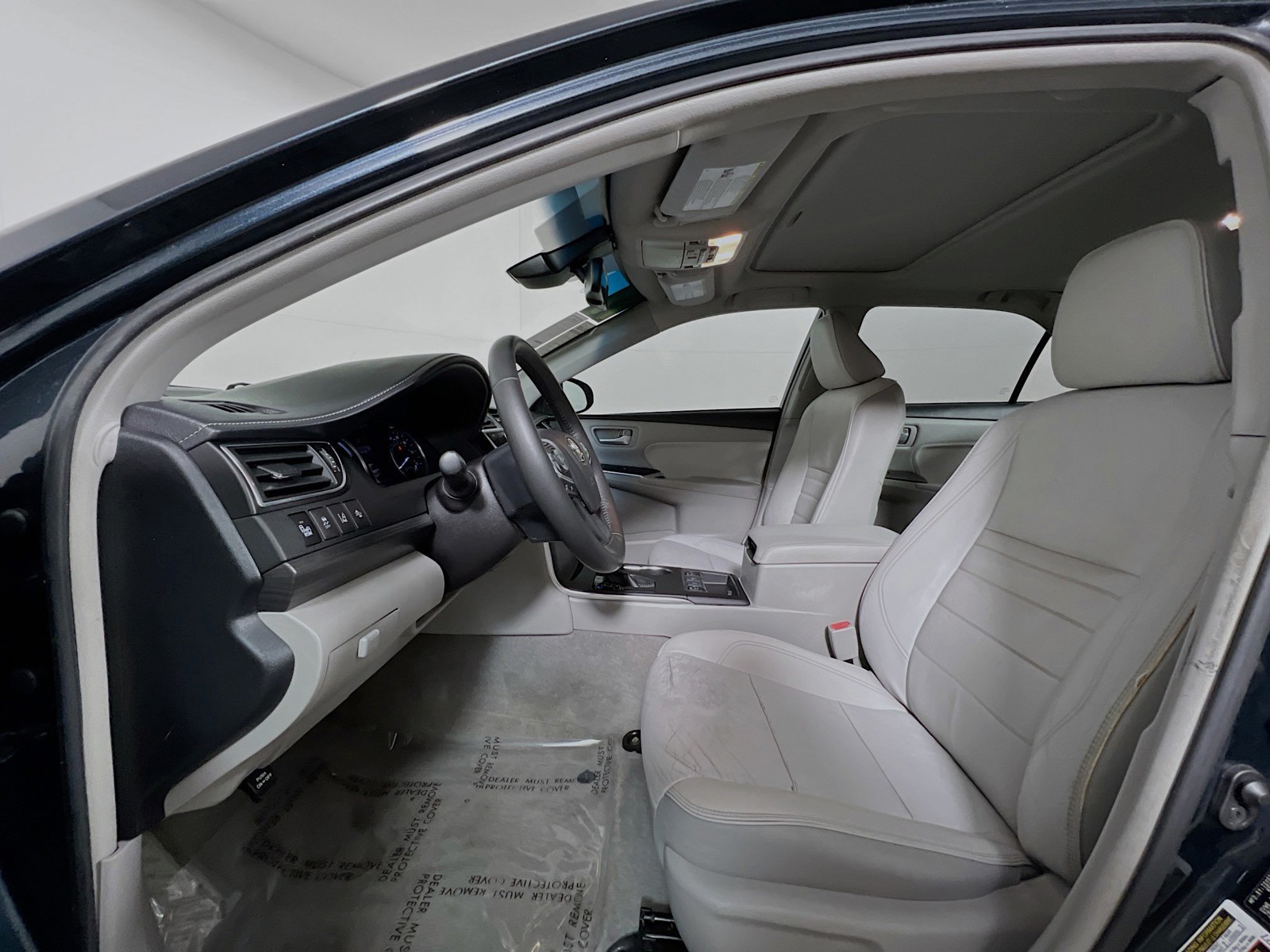 2017 Toyota Camry Hybrid - Photo 12