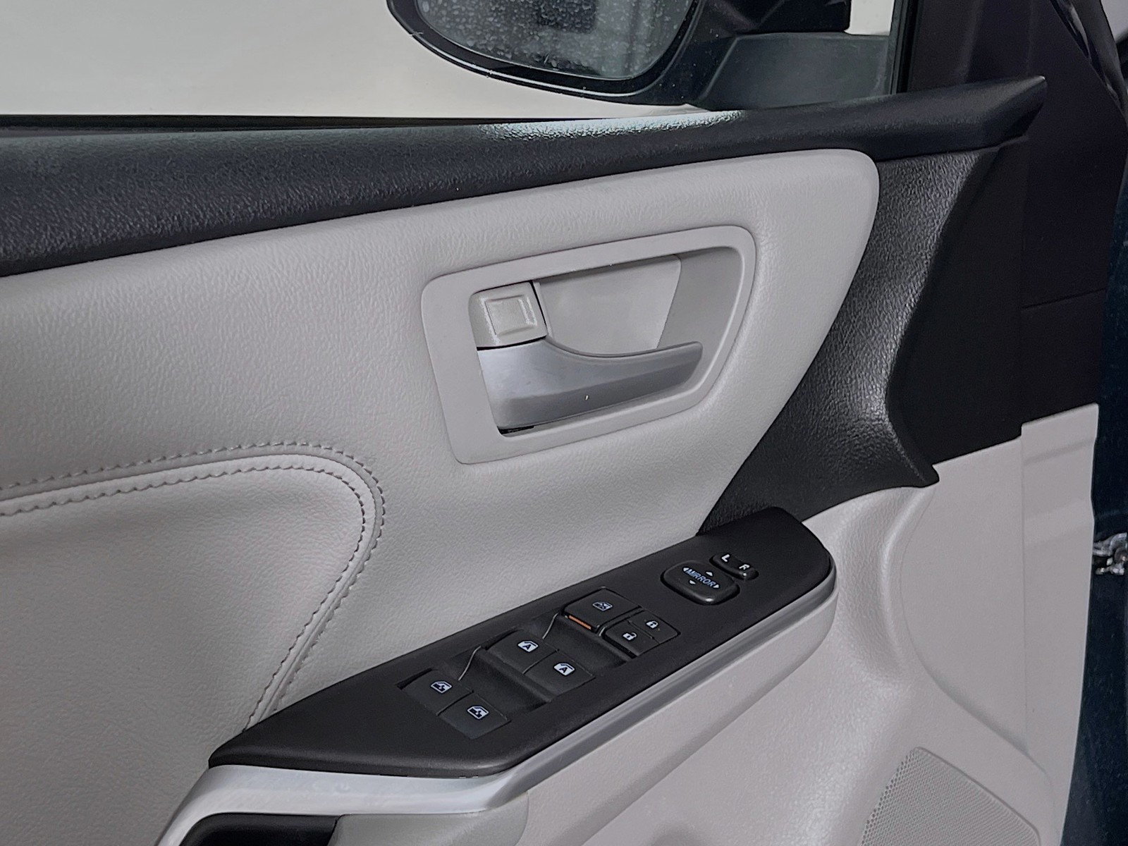 2017 Toyota Camry Hybrid - Photo 14