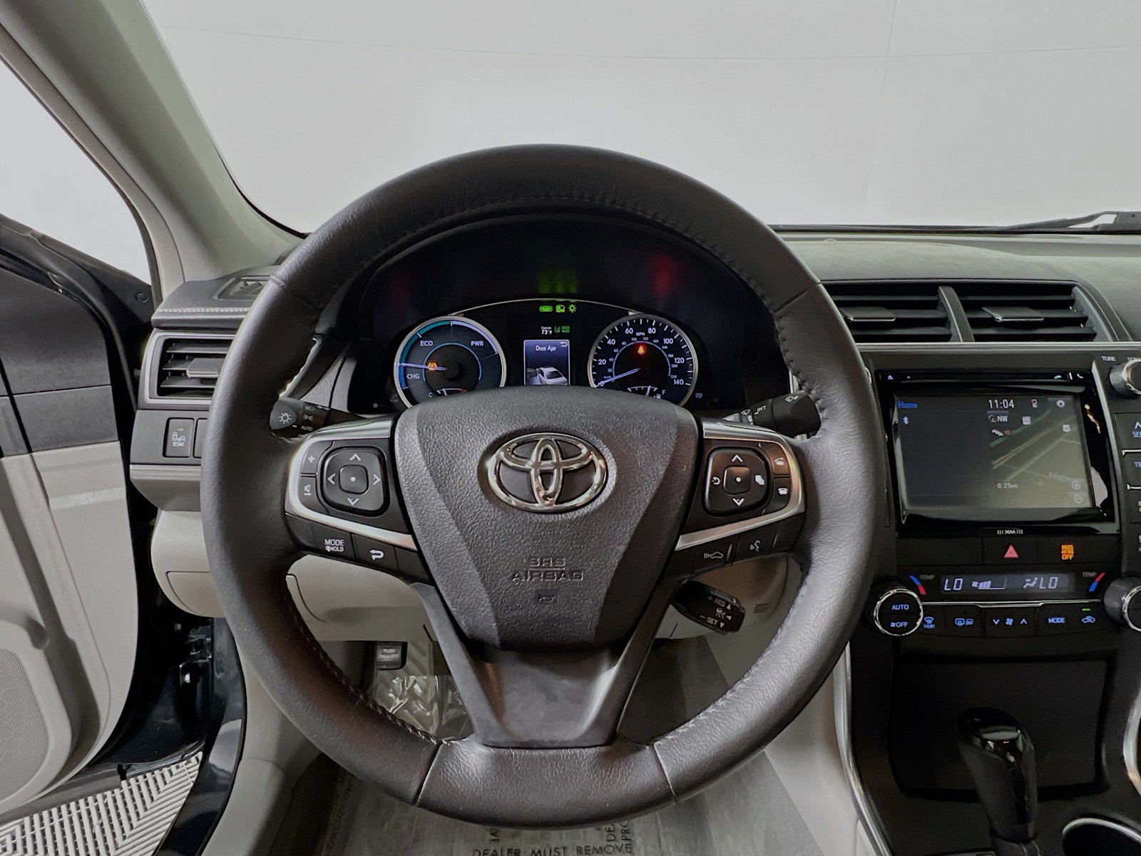 2017 Toyota Camry Hybrid - Photo 15