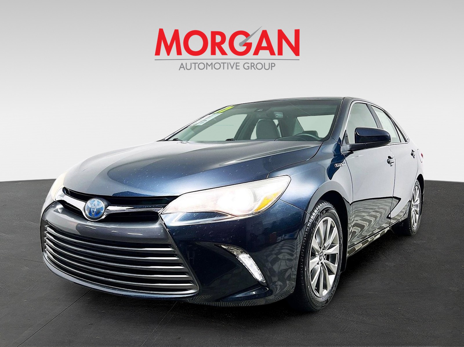 2017 Toyota Camry Hybrid - Photo 2