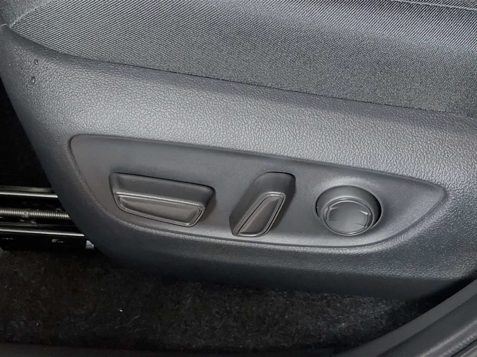 2025 Toyota RAV4 - Photo 13