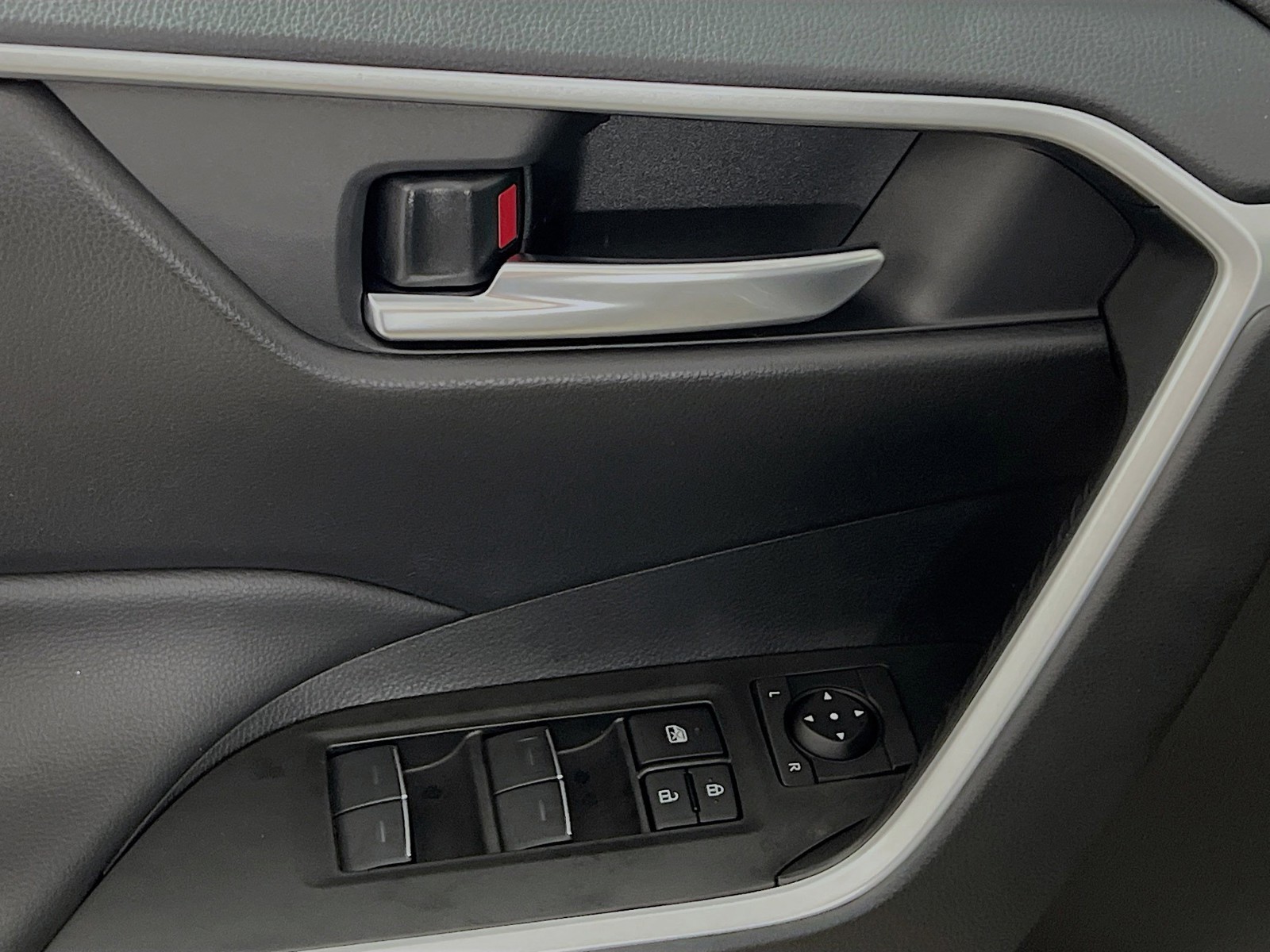 2025 Toyota RAV4 - Photo 14